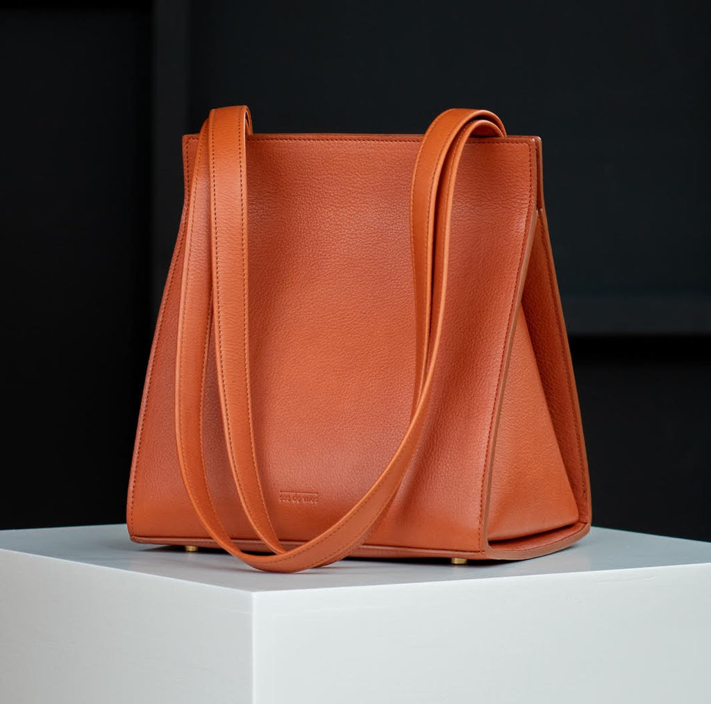 Bag made with the Geneve leather collection by Saskia de Vries